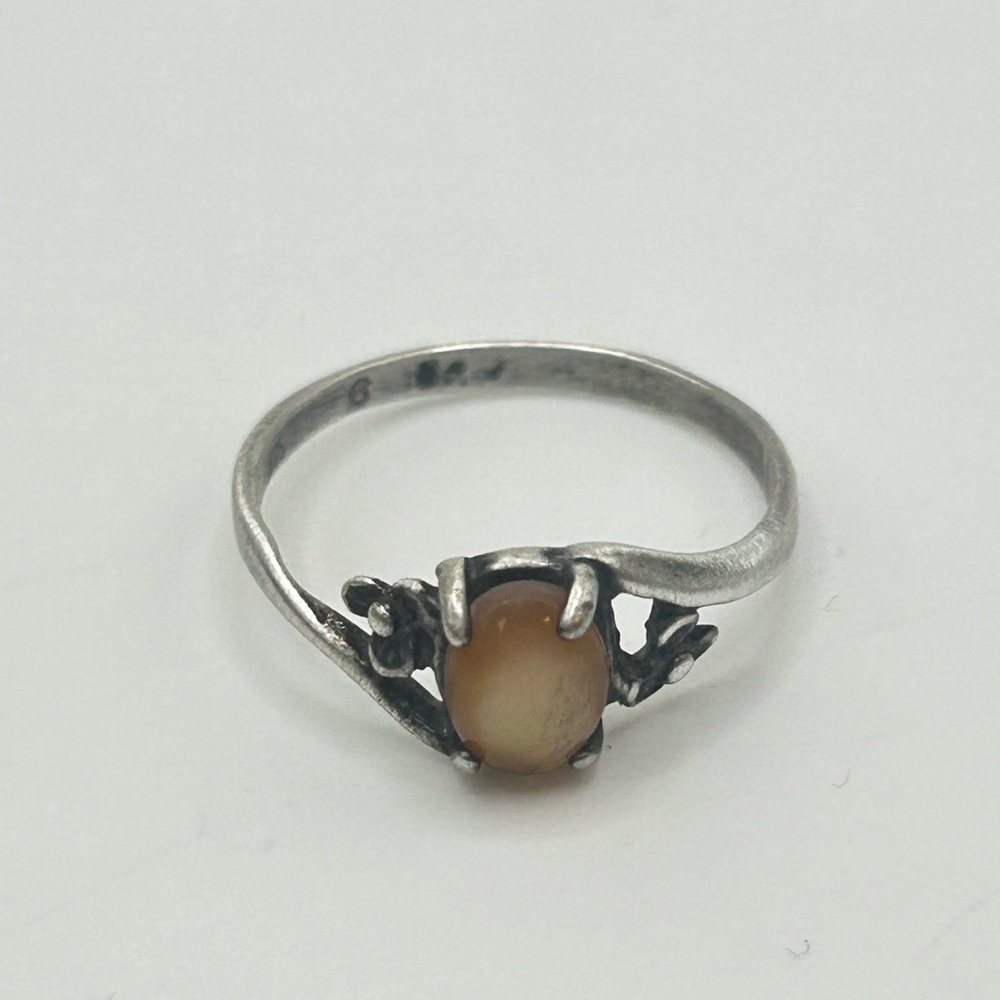 Tiny Vintage Shell Ring, Sterling Silver - Size 6 - image 1